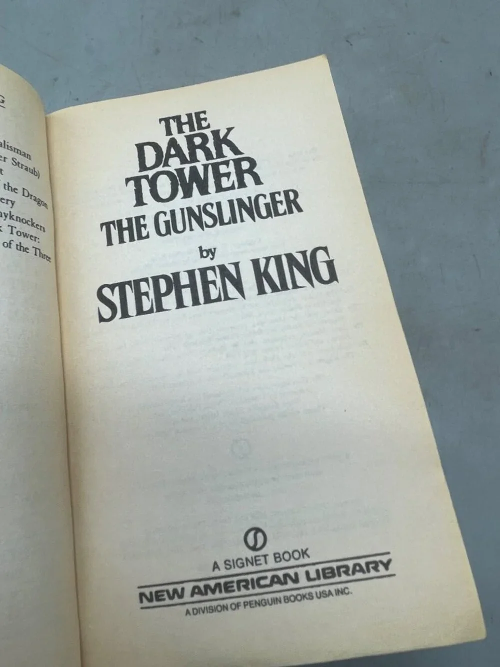 Stephn King paperback book the Dark Tower the gunslinger English 1978 READ